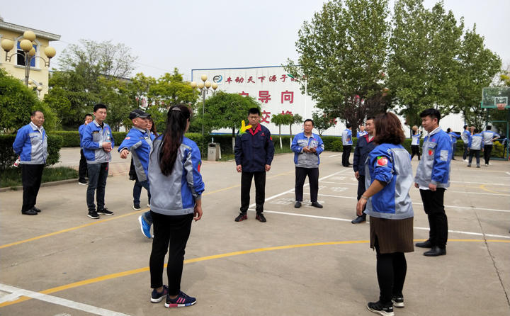 踢毽子比賽讓我們見(jiàn)識(shí)到團(tuán)結(jié)協(xié)作、堅(jiān)持不懈的運(yùn)動(dòng)精神，各隊(duì)在場(chǎng)上展開(kāi)激烈比拼，隊(duì)員們沉著應(yīng)戰(zhàn)、默契配合、快速傳遞